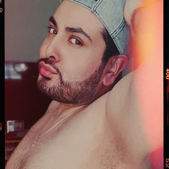 Meet your Posher, Adán - Picture 1 of 1